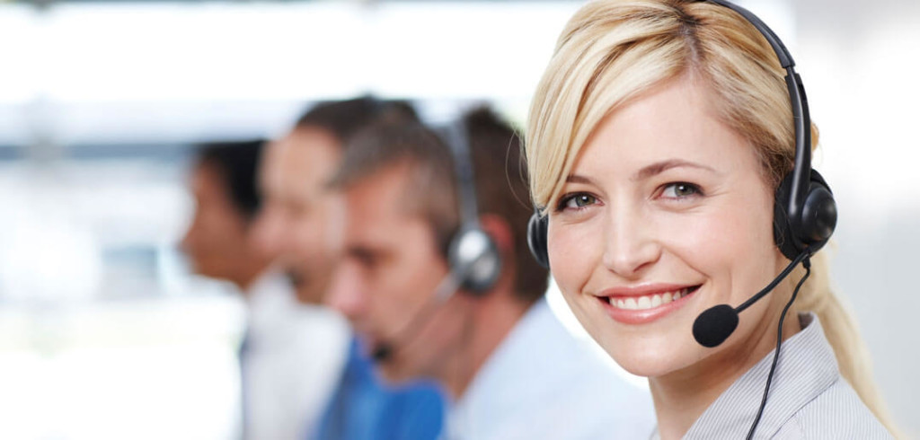 Agente telefónico de MEDI-OFFICE atendiendo una llamada con auriculares